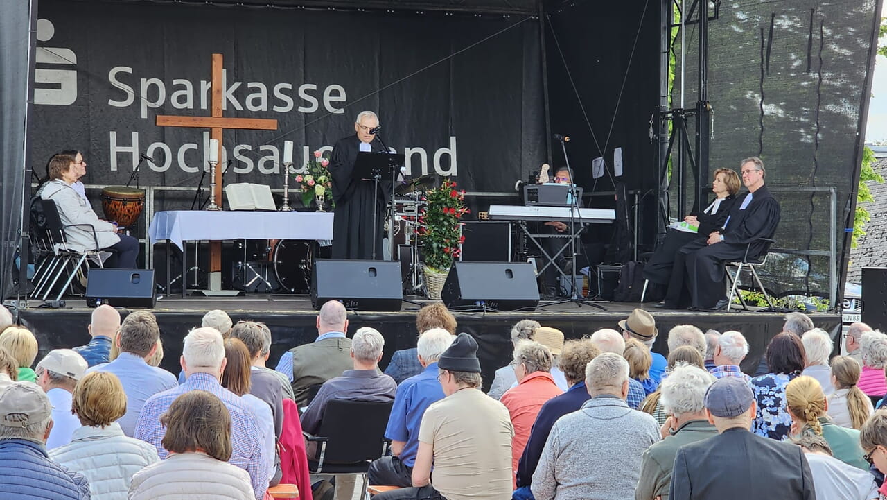 Superintendent Peter-Thomas Stuberg macht in seiner Predigt deutlich: "Der Heilige Geist hilft, Entfernungen zuu überwinden."