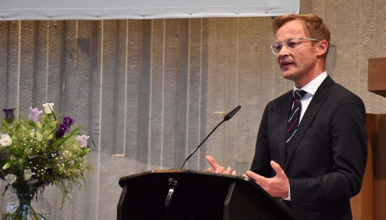 Über das Verhältnis von Kirche und Staat sprach NRW-Staatssekretär Daniel Sieveke in der Salchendorfer Erlöserkirche