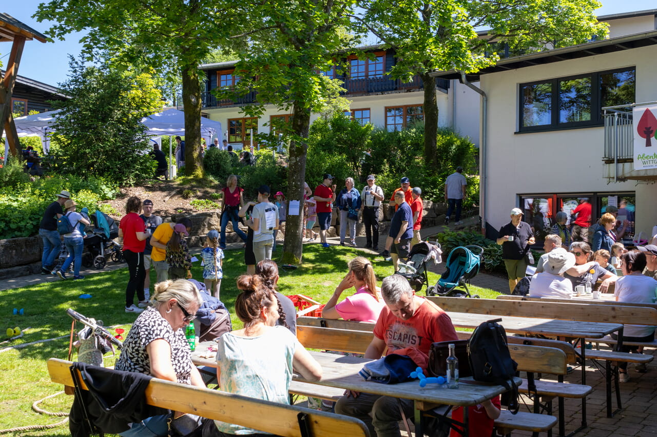 Klein und Groß konnten das Abenteuerdorf Wittgenstein spielerisch erkunden und einen wunderbaren Tag mit der Familie verbringen. Eingeladen hatten dazu der CVJM Wittgenstein und der Förderverein des Abenteuerdorfes Wittgenstein