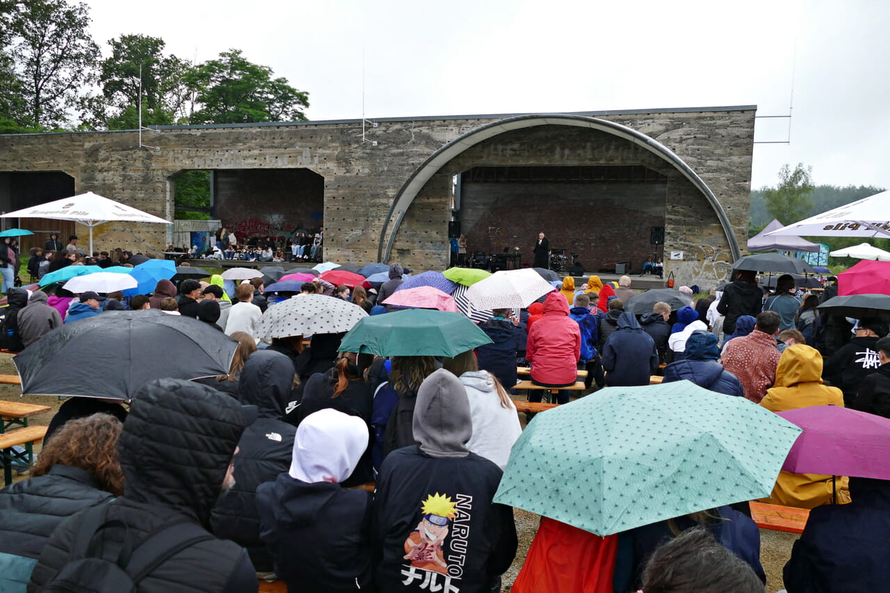 Während des Freiluftgottesdienstes trotzten die Schülerinnen und Schüler dem Regen.