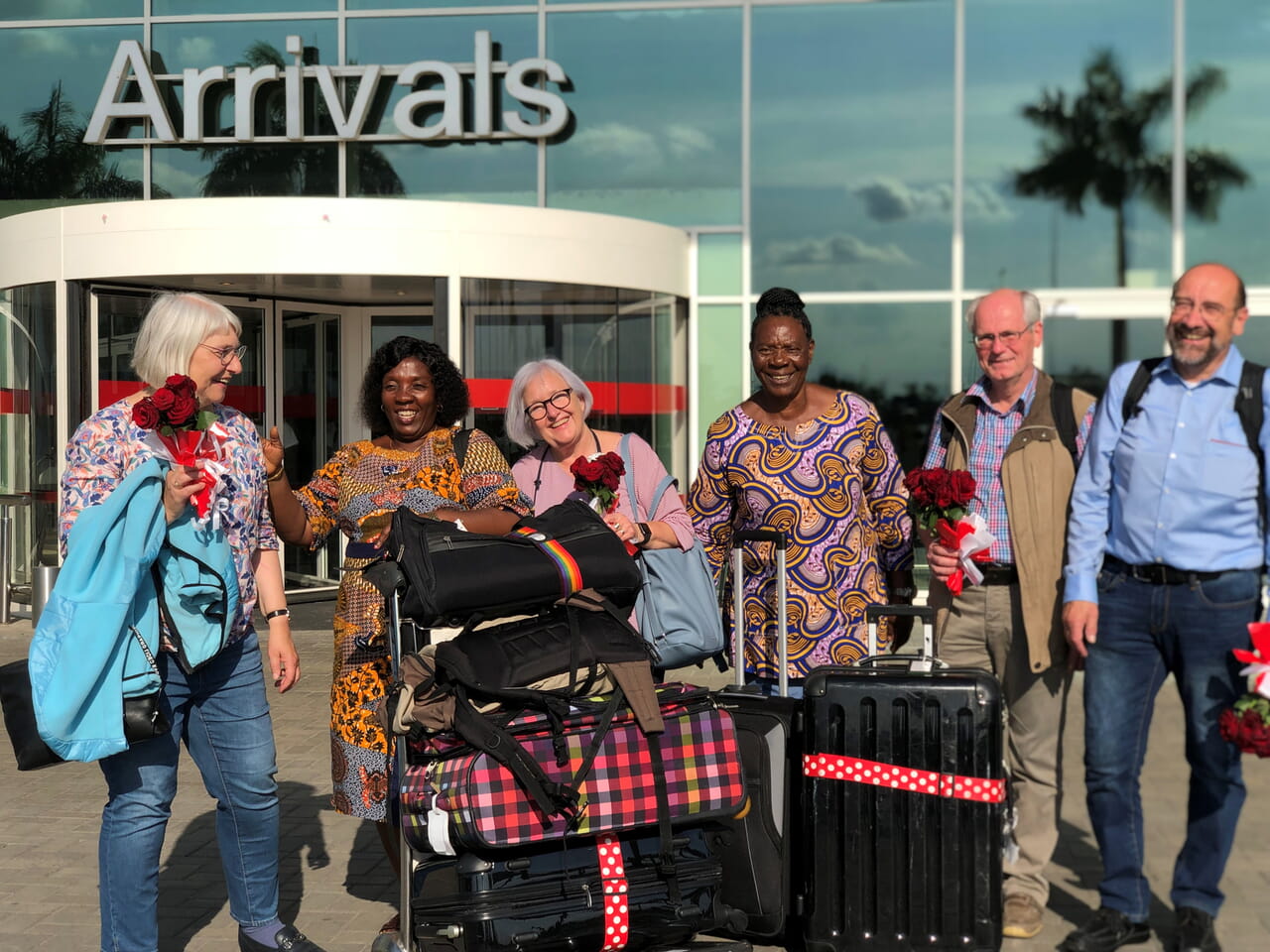 Eine herzliche Begrüßung am Flughafen. Annemarie Klein (l.) und Wolfgang Klein, Helga (3.v.l.) und Erich Hoffmann (r.) wurden von Stella Mwaisela (Kiluvya, 2.v.l.) und Zilpa Mremi (Tumbi) in Enpfang genommen.