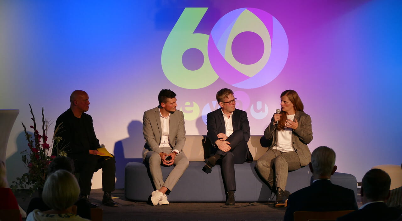 In einer Talkrunde mit Moderator Karsten Burkardt wurden die aktuellen Perspektiven des Gymnasiums in den Blick genommen: Thomas Süßenbach, Jan-Dirk Döhling und Kerstin Grünert (v.l.) sprachen über die Bedeutung der Schule.