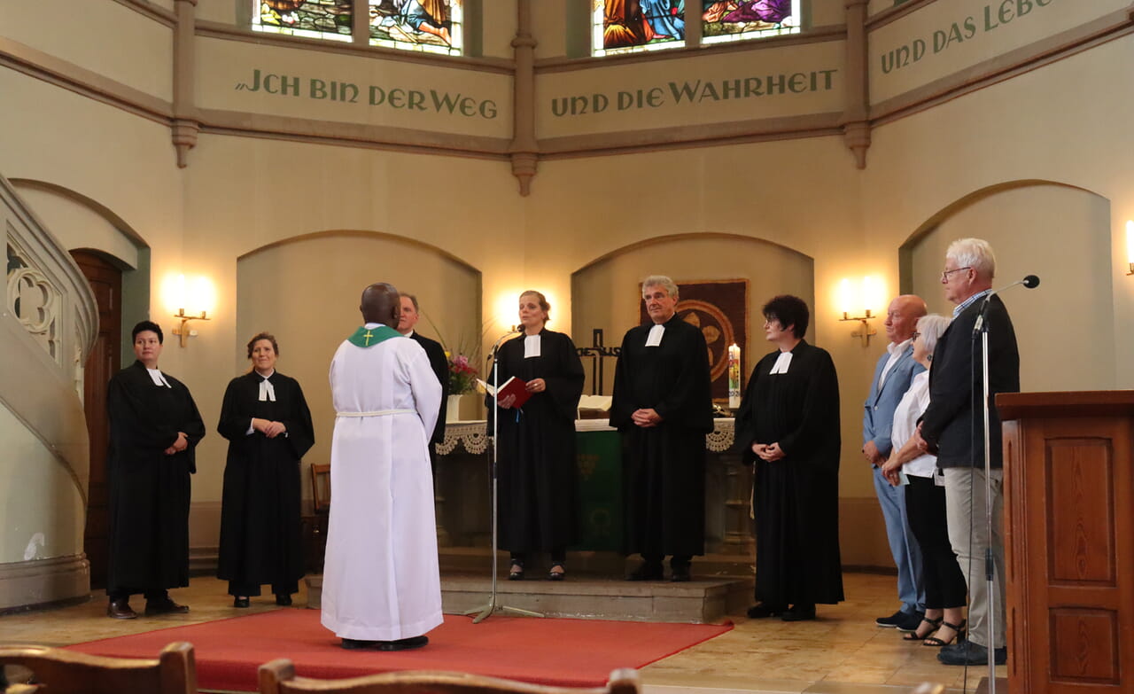 In einem Gottesdienst wurde Pfarrer David Mushi von seinem Dienst im Kirchenkreis Siegen-Wittgenstein entpflichtet.