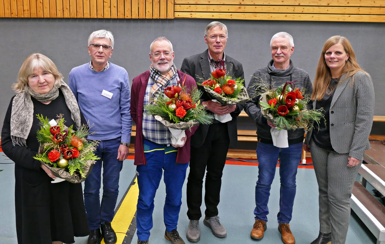 Superintendentin Kerstin Grünert (r.) verabschiedete die Pfarrpersonen, die zum letzten Mal im aktiven Dienst an der Synode teilnahmen und demnächst in den Ruhestand treten werden: Roswitha Scheckel, Frank Hippenstiel, Matthias Elsermann, Martin Eckey und Günther Albrecht (v. l.).