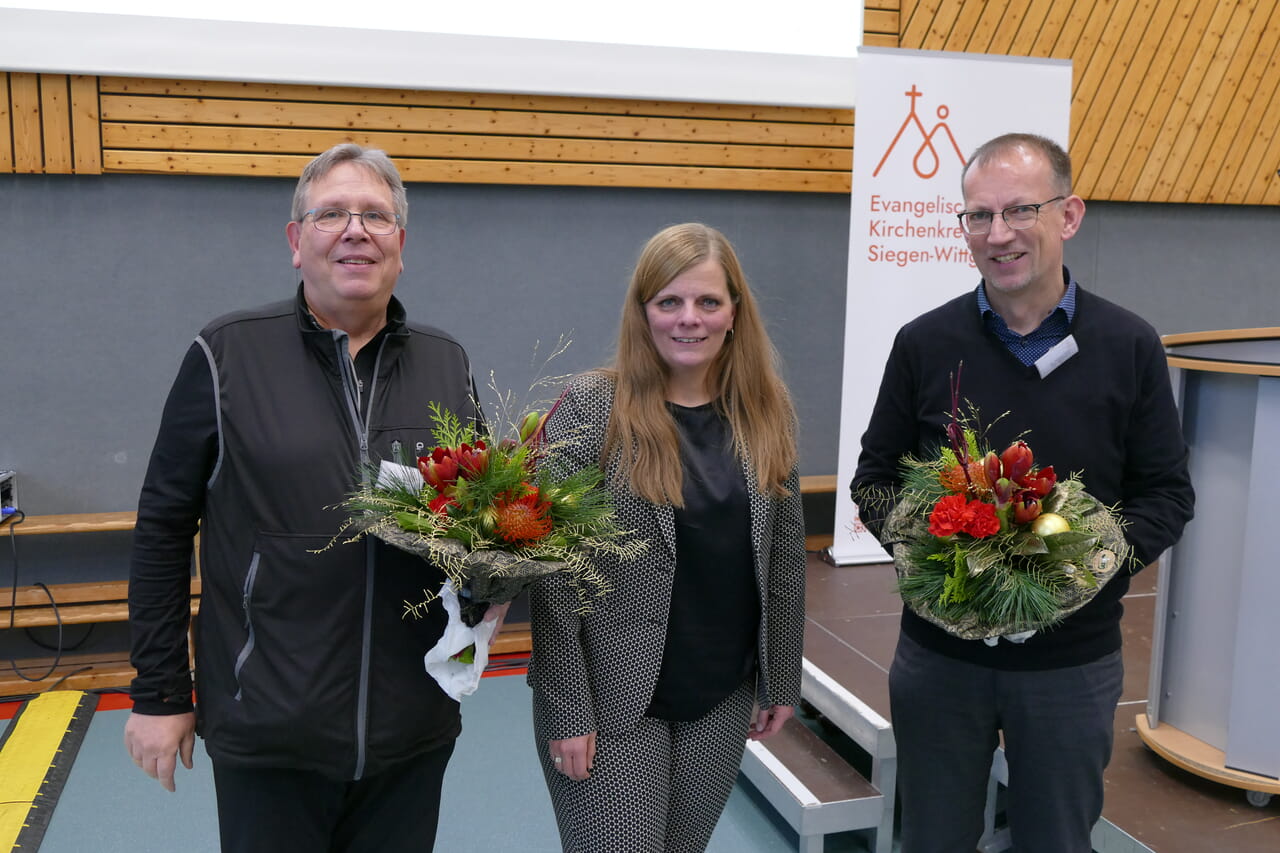 Superintendentin Kerstin Grünert gratulierte Pfarrer Christian Weber, der zum stellvertretenden Synodalassessor gewählt wurde, und Pfarrer Peter Liedtke (l.), der nun stellvertretendes Mitglied im Kreissynodalvorstand ist.