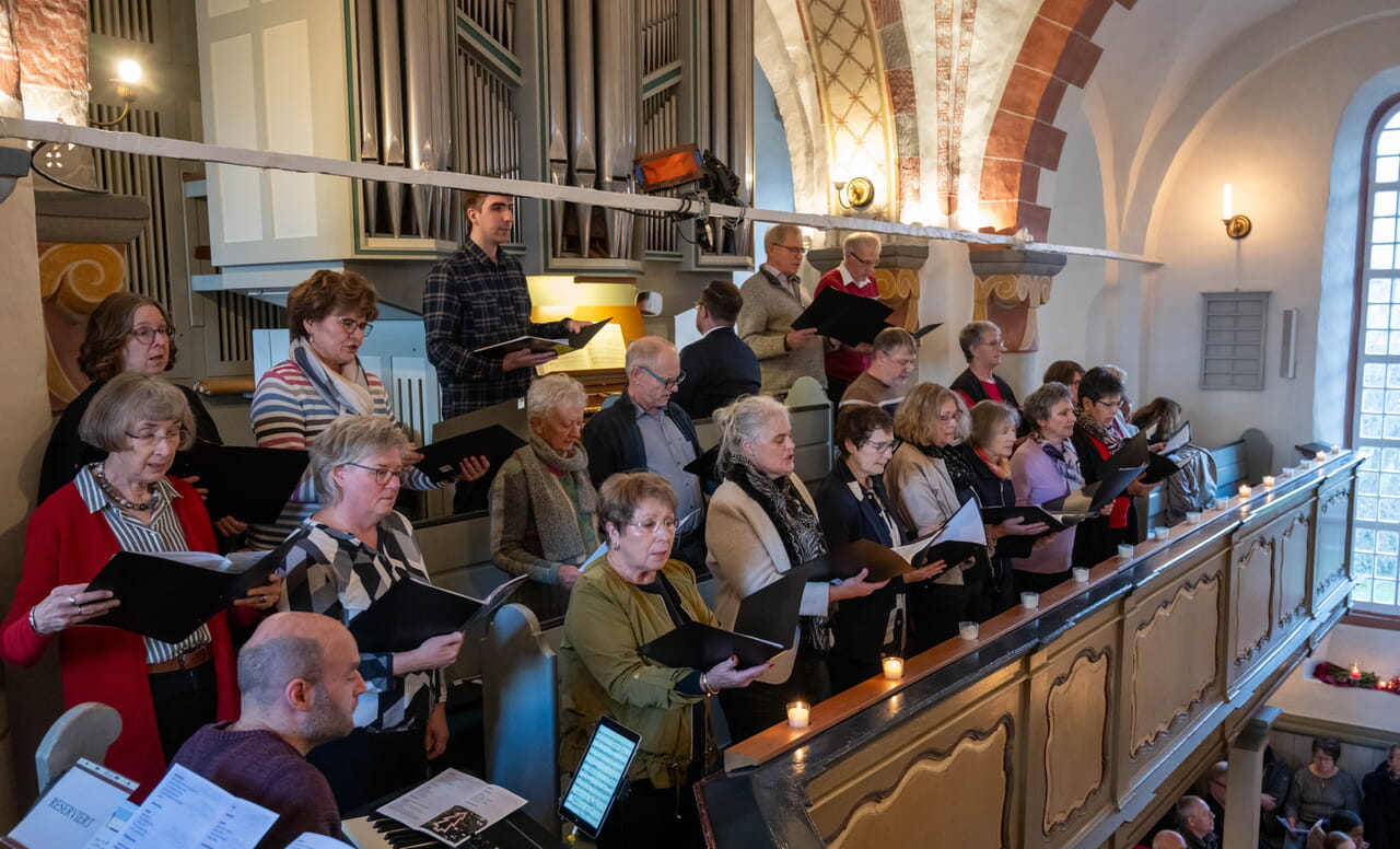 Der Sponti-Chor der Kirchengemeinde um den Kindeslberg sang unter anderem das "Hallelujah" von Georg Friedrich Händel.