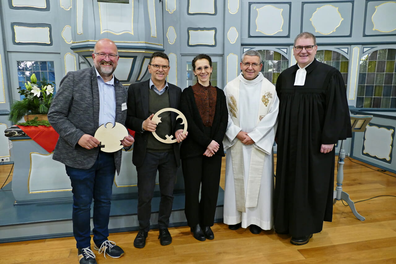 Dechant Karl-Hans Köhle (2.v.r.) und Synodalassessor Jochen Wahl (r.) führten Christina Loth in ihr neues Amt als stellvertretende Leiterin der Telefonseelsorge Siegen ein. Mit dabei waren auch Pfarrer Dietrich Hoof-Greve als Leiter der Telefonseelsorge und Bernd Wagener (l.), der ebenfalls stellvertretender Leiter ist.