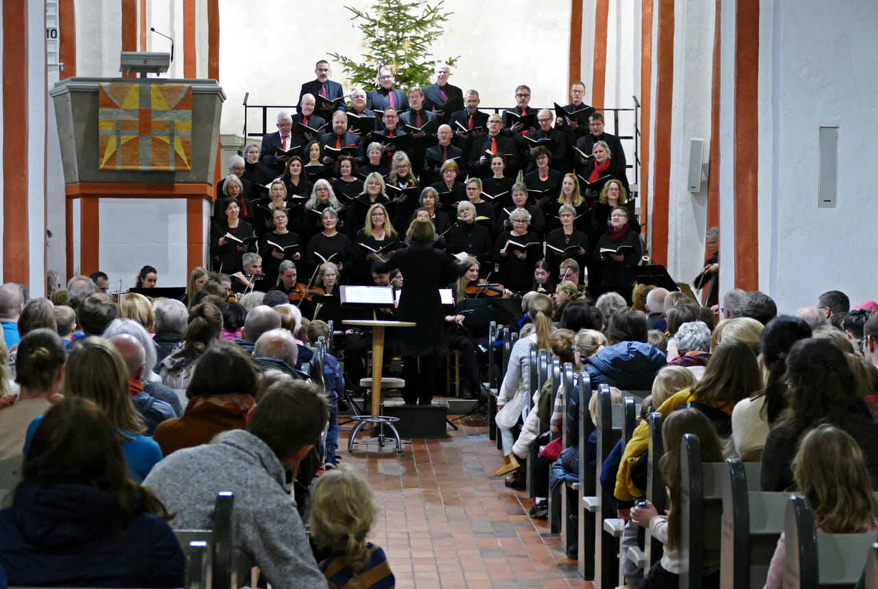 Die Kantorei Siegen und das Orchester Camerata Instrumentale Siegen präsentierte unter der Leitung von KMD Ute Debus ein Weihnachtsoratorium für Kinder