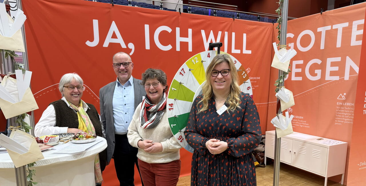 Ökumenischer Stand auf der Hochzeitsmesse v. l. Annegret Mayr (Pfarrerin Lukas-Kirchengemeinde Siegen), Michael Scheffel (Dekanatsreferent, Dekanat Siegen), Irmtrud v. Plettenberg (Gemeindereferentin, Dekanat Siegen), Lea Klass (Pfarrerin Kirchengemeinde Kaan-Marienborn).,