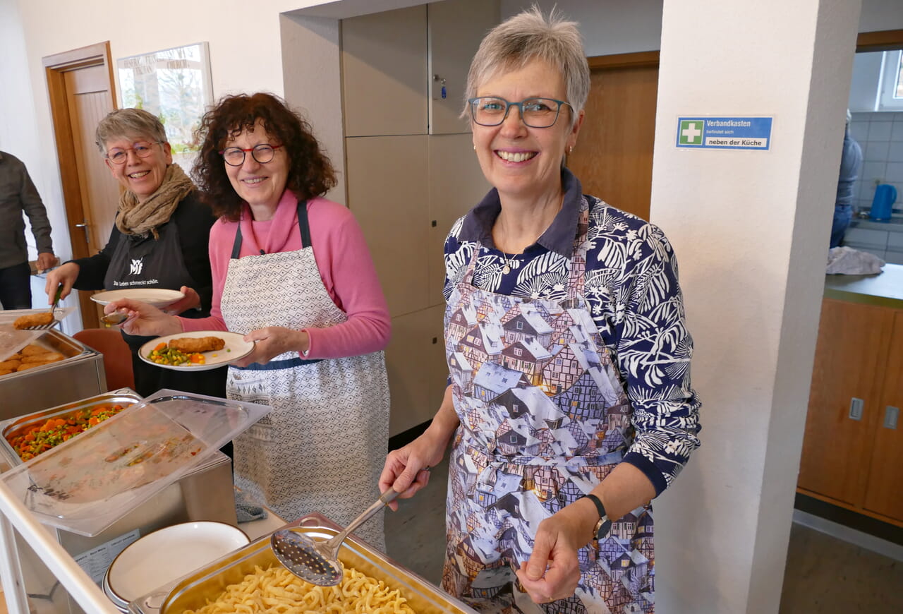 Beate Herling, Katharina Braun und Susanne Sidenstein (v.l.) organisieren „Warm ums Herz“ in Wilnsdorf und verteilen Essen an rund 70 Gäste.